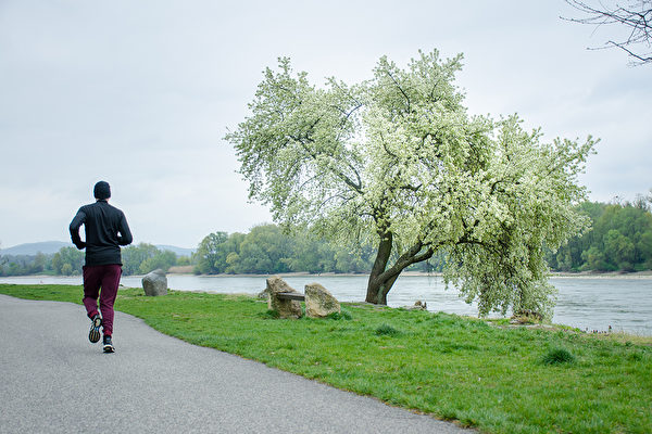 松浦彌太郎在43歲陷入職場困境，當開始嘗試跑步後，甩掉了疲勞、壓力，人生也重啟。示意圖。(Shutterstock)