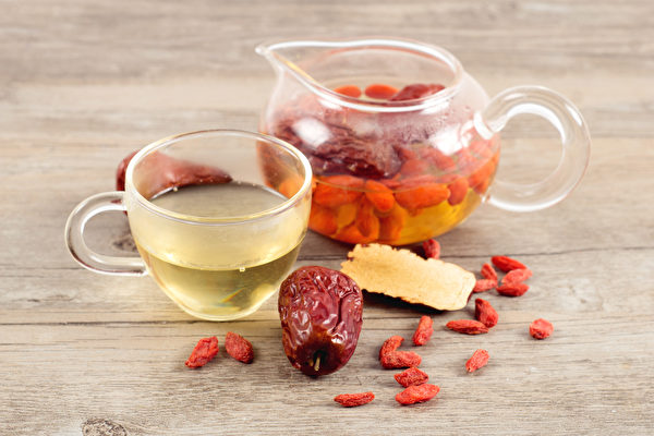 枸杞和红枣都有补肝血的作用，有肝血虚症状的民众平时可饮用枸杞红枣茶。(Shutterstock)