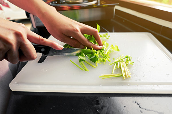 塑胶砧板容易产生刮痕，不适合切熟食。(Shutterstock)