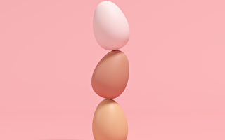 叶门男子垂直叠起三颗鸡蛋 创世界纪录