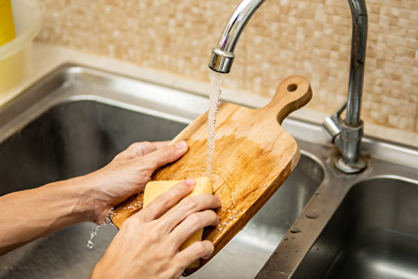 为避免砧板藏霉菌、长霉斑，平时清洁、消毒很重要。(Shutterstock)