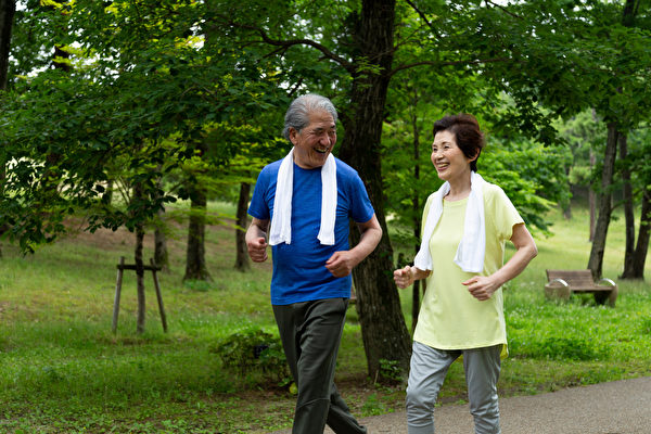 被稱為瑞典國民醫師的安德斯・韓森指出，運動能預防大腦衰老，而散步是失智症良藥。(Shutterstock)