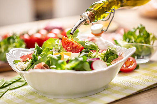 為了橄欖油的健康效果，還是推薦享用冷的橄欖油。(Shutterstock)