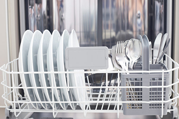 烘碗机里的霉菌，可不能小觑，经常接触霉菌容易生病。(Shutterstock)