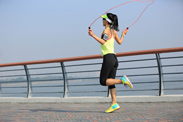 负重运动如快走、慢跑、跳绳、太极拳、韵律舞等，都对骨质密度有帮助。(Shutterstock)