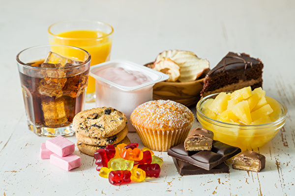 摄取过多的糖，让人从头到脚“糖化”，引发老化和许多慢性疾病。(Shutterstock)