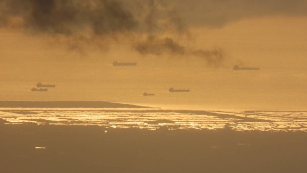 罕見 攝影師在阿里山拍到外海船隊及雲瀑雲海