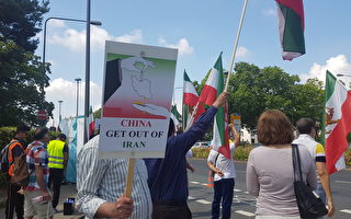 「打倒中共」 伊朗人在法蘭克福中領館抗議