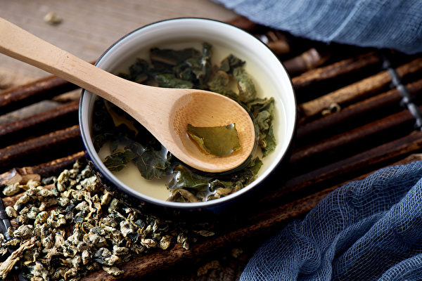 干荷叶每日煎汤代茶饮，或煮荷叶粥喝，都有很好的减肥功效。(Shutterstock)