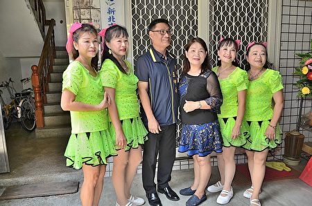 树林区长王坤南、新北市文化发展协会理事长戴素娥与四位舞蹈班团员合影