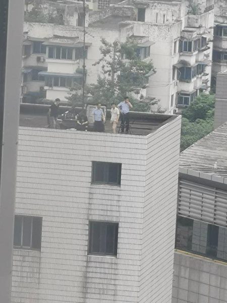 7月24日，中共公安武警包围、监视美国驻成都总领事馆。（网传图片）