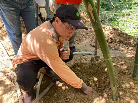 农民说，先仔细观察土壤的裂痕，裂缝代表底下有竹笋。