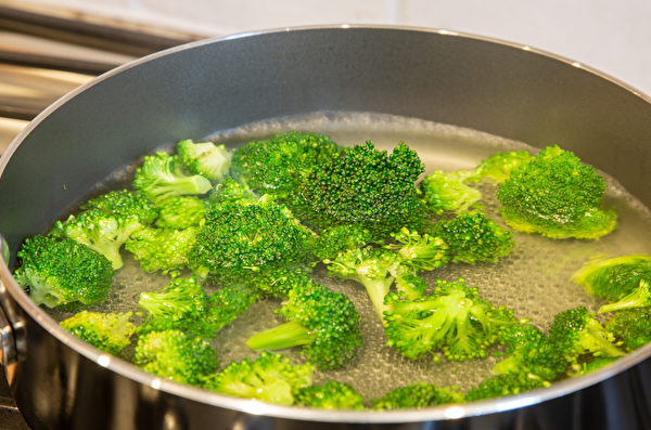 低温烹调方法之三：汆烫（水煮）法。(Shutterstock)