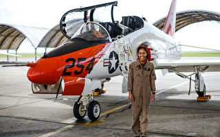 美国海军诞生首位黑人女性战机飞行员