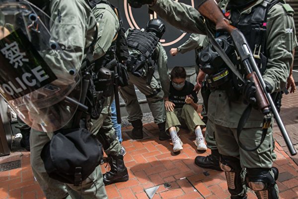 7月1日下午，防暴警察在铜锣湾大量抓捕市民。（DALE DE LA REY/AFP via Getty Images）