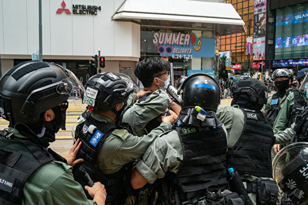 7月1日下午，防暴警察在銅鑼灣大量抓捕市民。（Anthony Kwan/Getty Images）