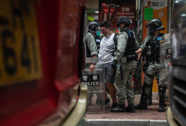 7月1日下午，防暴警察在铜锣湾大量抓捕市民。（Anthony Kwan/Getty Images）