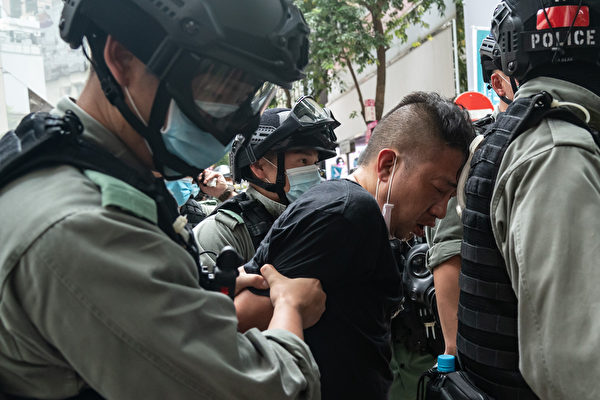 7月1日下午，防暴警察在铜锣湾大量抓捕市民。（Anthony Kwan/Getty Images）