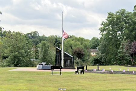 图为华盛顿维尔村的911纪念碑。