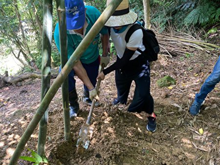 民众可以亲自体验挖竹笋的辛劳及乐趣。