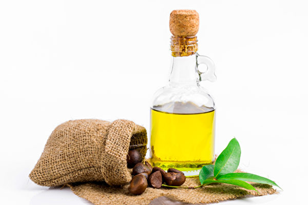苦茶油被形容为“东方的橄榄油”，具有很高的营养价值，生饮、炒菜皆适宜。(Shutterstock)