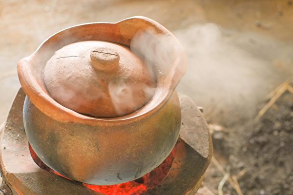 熬粥用的鍋以砂鍋為上。砂鍋保溫性能好，能使米粒持續、均勻地受熱，而不溢鍋。(Shutterstock)