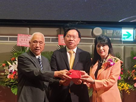 .台湾省广告公会理事长交接,郭雅蕙(右)荣任理事长,台湾省商业会理事长蔡国洲(中)担任监交,台湾省广告工会监事会召集人吴贤铨(左)代表林杰交接。