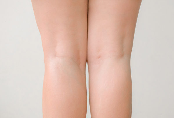 拍打膝窝就能打通膀胱经，去湿气排毒。(Shutterstock)