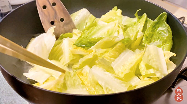 等到生菜本身微微焦黃再翻炒，利於脾胃的消化吸收，並且炒出其本色香味。（榮大夫提供）