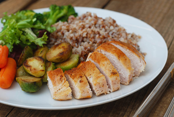 記下外食族的減醣飲食規則，吃飽也能瘦。(Shutterstock)