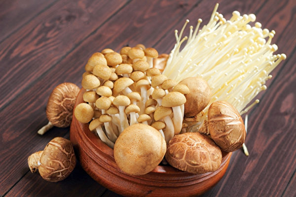 一般种植的菇类，如金针菇等，不会喷洒农药，很少会有农药的问题，通常不建议清洗。(Shutterstock)