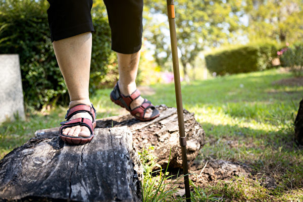 走路若變慢，要留意可能為肌少症。(Shutterstock)