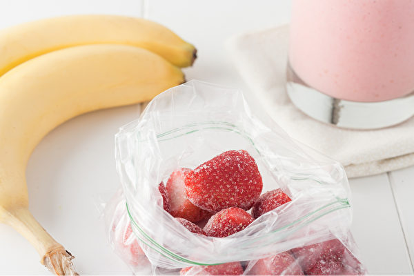 减重饮料之：草莓香蕉果昔。(Shutterstock)