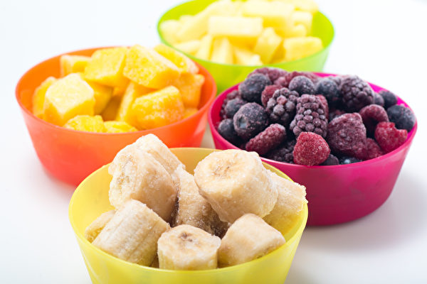 冷冻水果不但价格实惠，而且通常是产季时采收速冻，做的果昔更冰、更滑顺。(Shutterstock)