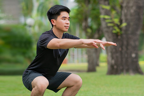 有效率的增肌运动，意味着一次可以锻炼到大量的肌肉，比如深蹲。(Shutterstock)