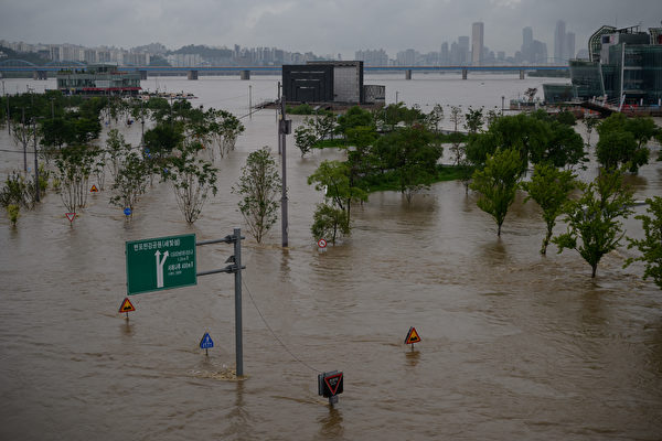 组图：韩国洪水山体滑坡致14人死 千余人疏散