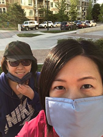 图：温哥华实践大学校友会心系社区防疫，捐赠台湾口罩帮助抗疫。图为获赠老师表达感谢。（实践校友会提供）
