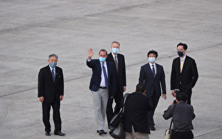 美国卫生部长阿扎尔率团抵达台湾