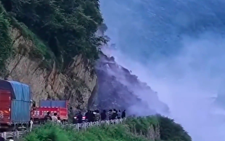 【視頻】驚險！ 四川冕寧發生1萬m³山體滑坡