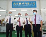 【組圖】美衛生部長訪台灣國家口罩隊長宏機械