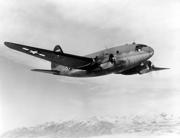 美军的寇蒂斯C-46运输机。（公有领域）