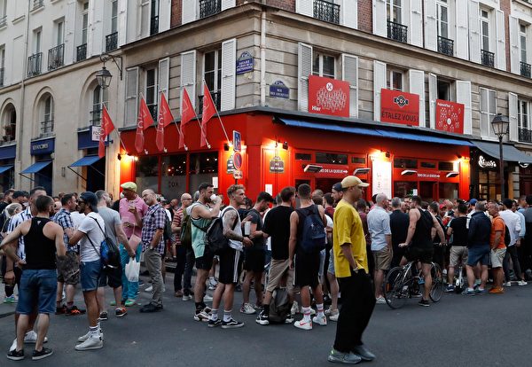 法國放寬封鎖措施，咖啡館和餐館重新開業，人們在酒吧排隊進餐和飲酒。(FRANCOIS GUILLOT / AFP) 