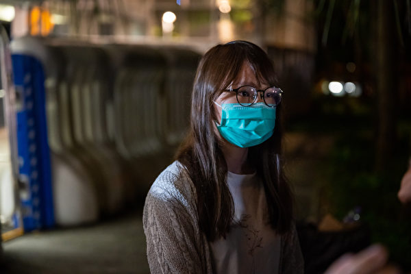 8月11日深夜，前香港众志核心成员周庭保释，她被港人封为“港版花木兰”。图为周庭保释后接受媒体采访。（Billy H.C. Kwok/Getty Images）
