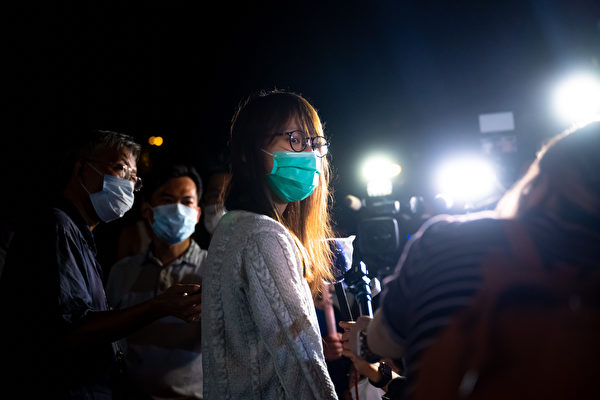 8月11日深夜，前香港众志核心成员周庭保释，图为周庭保释后接受媒体采访。（Billy H.C. Kwok/Getty Images）