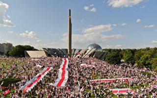 二十万人喊“下台”卢卡申科称公投后交权