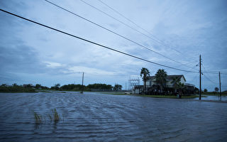 川普访问遭受飓风袭击的路州和德州
