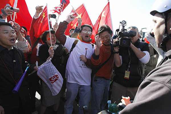 2008年4月9日，奥运火炬传递到达美国旧金山，中共驻加州领事馆调集6,000到8,000名留学生，试图压住当地抗议中共人士的声浪。