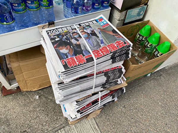 8月11日，《蘋果日報》報紙賣得很快，報攤老闆說都是年輕人來買。（霄龍//大紀元）