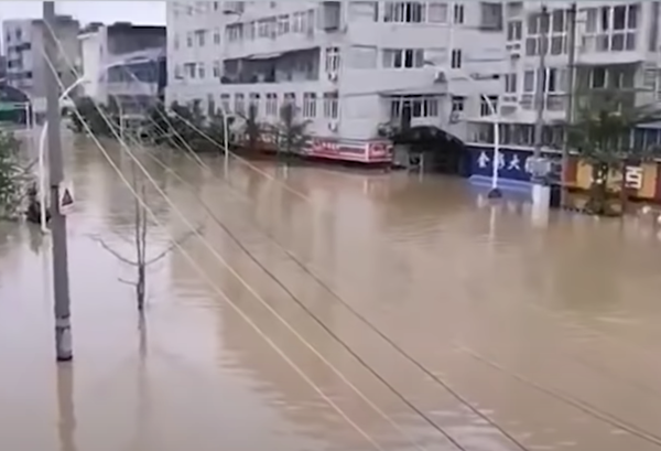 8月16日，四川成都多地遭遇嚴重洪水。（視頻截圖）