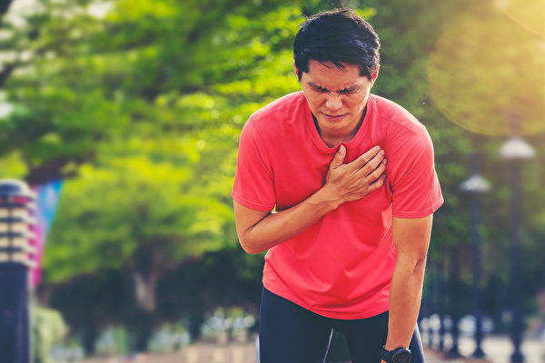 胸闷、胸痛可能是小毛病，也可能是心肌梗塞等致命疾病。(Shutterstock)